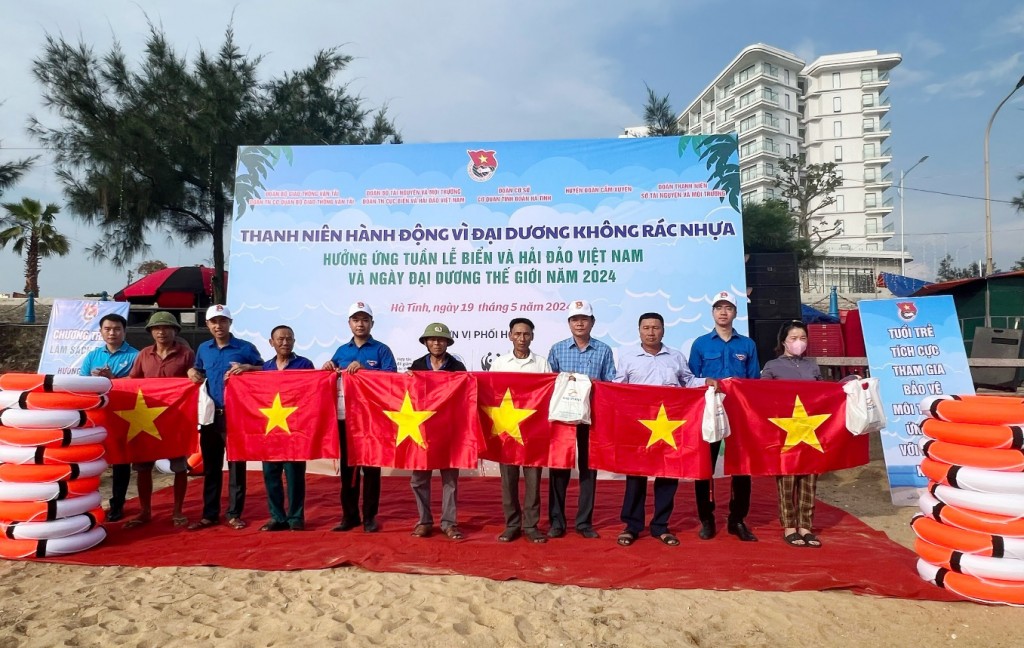Ra quân hưởng ứng tuần lễ biển đảo Việt Nam năm 2024