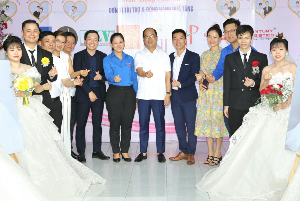 Tổng biên tập Báo Tuổi trẻ Thủ đô cùng các đồng chí trong Ban tổ chức chụp hình lưu niệm cùng 6 cặp vợ chồng tại đám cưới văn minh, tiết kiệm