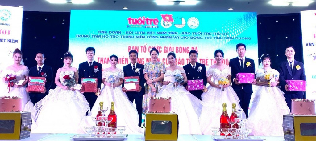 Bà Trần Thanh Hậu, Trưởng Văn phòng đại diện Khu vực Đông Nam Bộ báo Tuổi trẻ Thủ đô tặng quà cho các cặp vợ chồng
