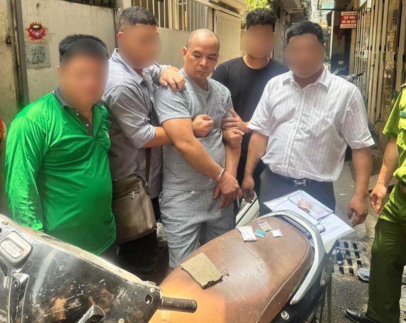 Các trinh sát hình sự khống chế Nguyễn Phú Chiến cùng chiếc xe máy có nhiều loại ma túy