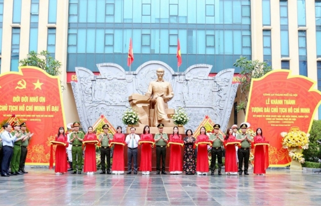 Công an TP Hà Nội khánh thành tượng đài Chủ tịch Hồ Chí Minh
