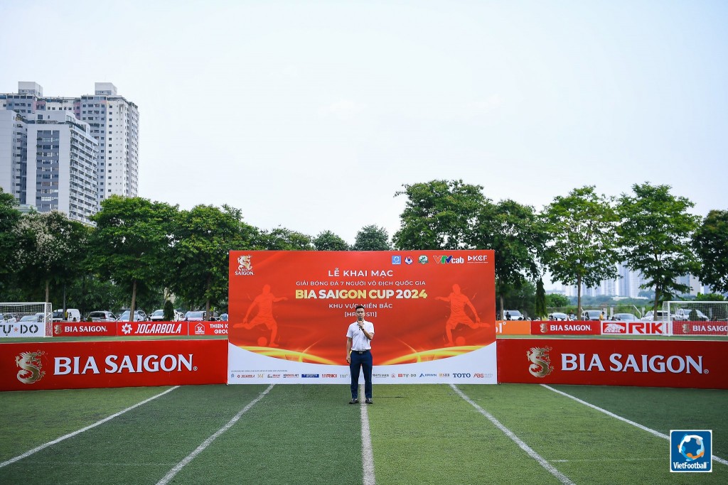 Ông Phạm Ngọc Tuấn - Tổng Giám đốc VietFootball - Trưởng BTC Giải bóng đá 7 người Vô địch Quốc gia Bia Saigon Cup 2024 phát biểu trong lễ khai mạc.