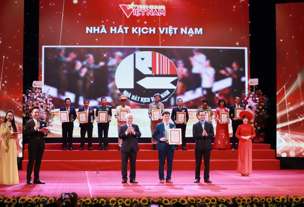 Nghệ sỹ Xuân Bắc đại diện  Nhà hát kịch Việt Nam