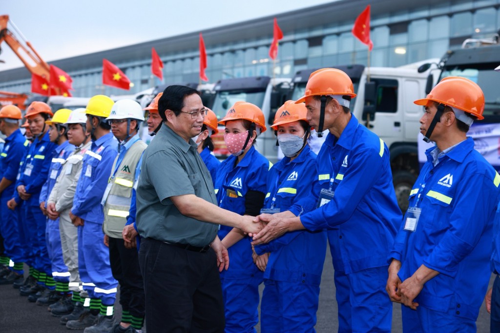 Thủ tướng động viên đội ngũ cán bộ, công nhân thi công dự án - Ảnh: VGP/Nhật Bắc