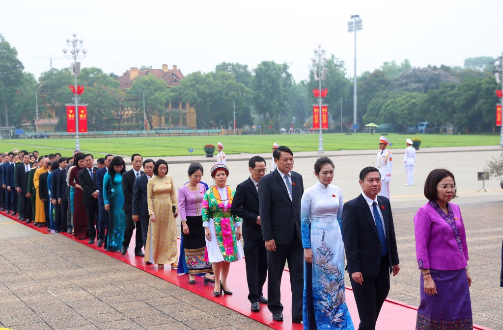 Đại biểu Quốc hội vào Lăng viếng Chủ tịch Hồ Chí Minh