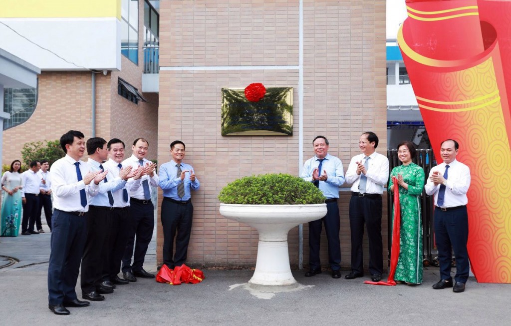 Phó Bí thư Thành ủy Hà Nội Nguyễn Văn Phong dự lễ khánh thành Trường Tiểu học Đào Duy Tùng tại xã Cổ Loa (huyện Đông Anh).