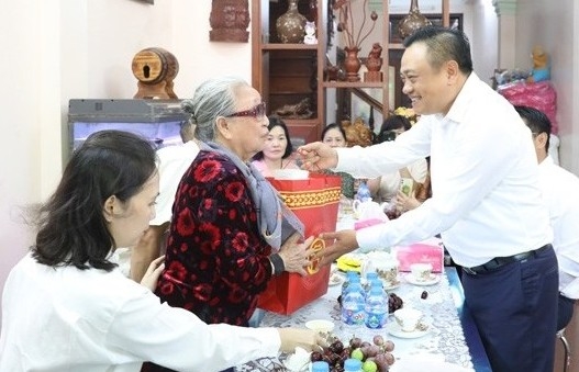 Trình Chủ tịch nước tặng quà cho người có công dịp 27/7
