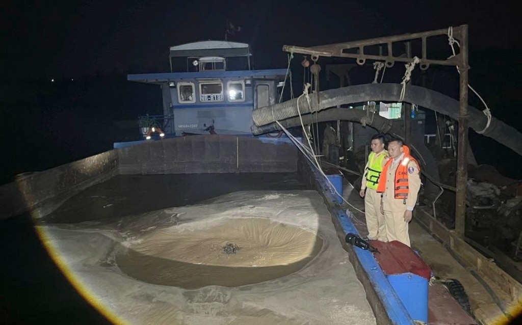 Lực lượng chức năng kiểm tra một tàu hút cát tại sông Hồng thuộc địa phận xã Tản Hồng (huyện Ba Vì)