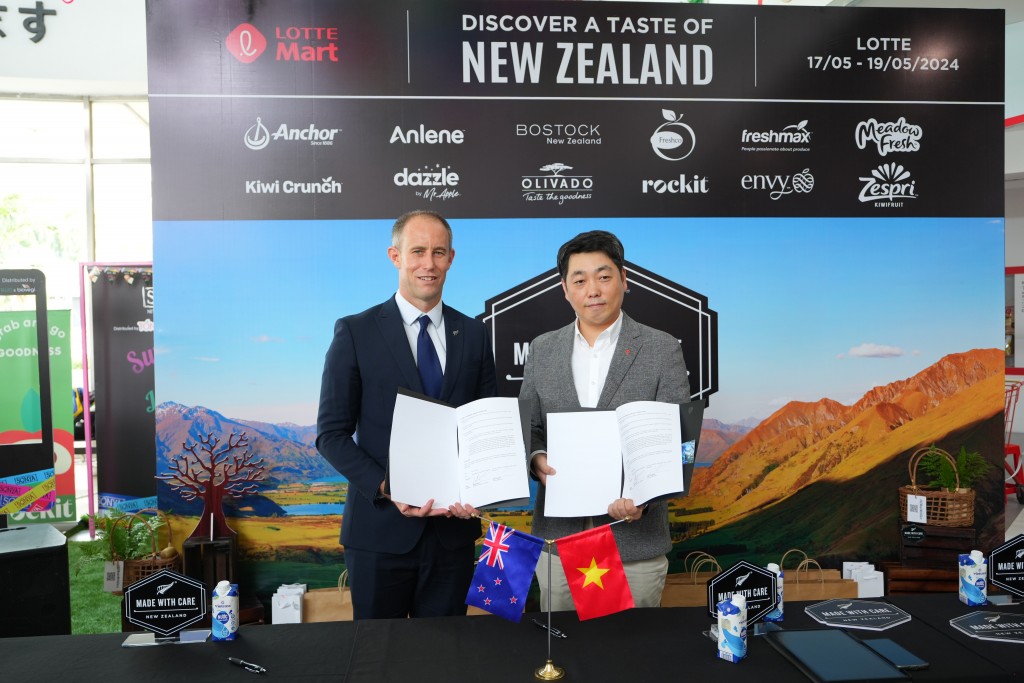 Ông Scott James, Tổng lãnh sự kiêm Tham tán thương mại New Zealand tại Việt Nam và ông Lee Yong Ho, đại diện Lotte Mart Việt Nam trong lễ ký kết Biên bản ghi nhớ (MOU) giữa NZTE và Lotte Mart