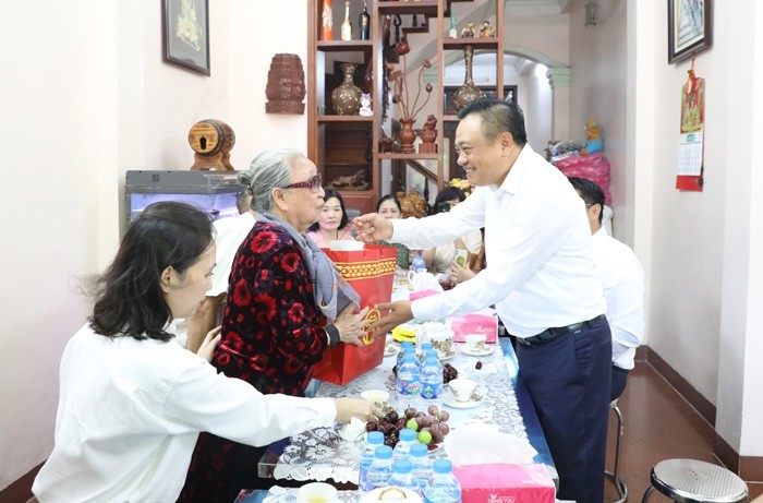 Chủ tịch UBND thành phố Hà Nội Trần Sỹ Thanh đã đi thăm và tặng quà gia đình bà Nguyễn Thị Hốt là vợ liệt sĩ Nguyễn Đức Trạch ở phường Mộ Lao, quận Hà Đông.