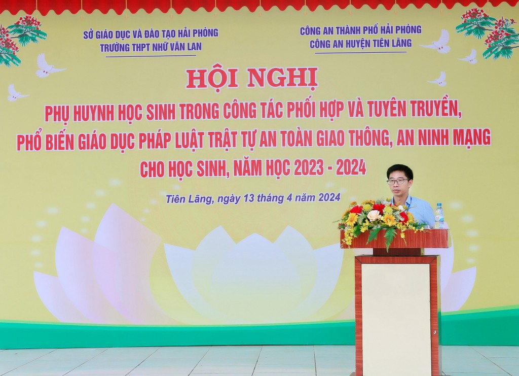 Thầy Lương Trọng Tuệ - Phó hiệu trưởng nhà trường phát biểu tại buổi lễ