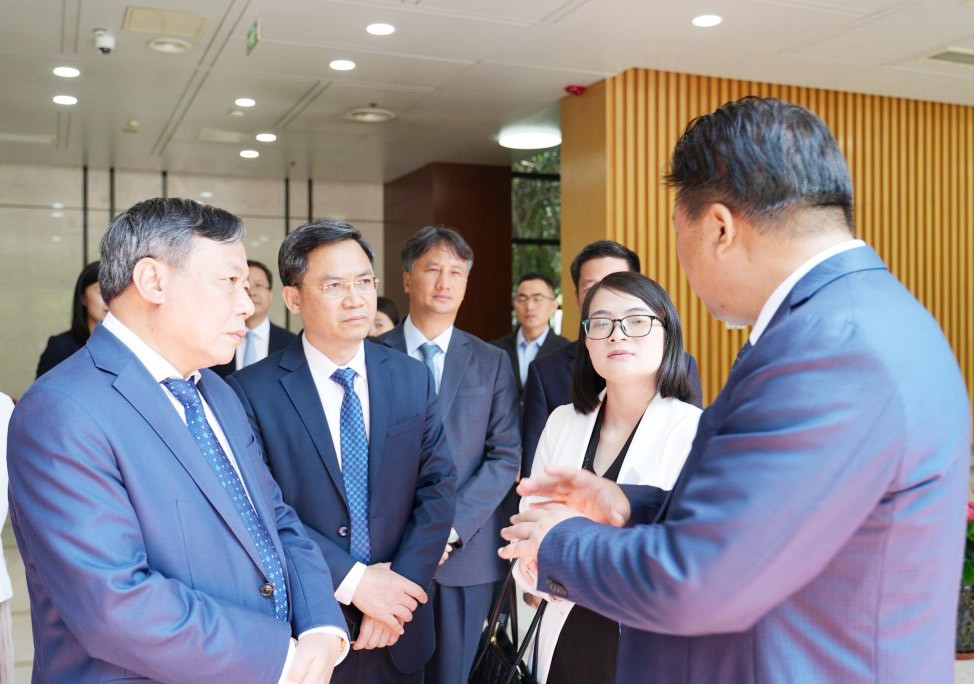 Đồng chí Nguyễn Văn Phong trao đổi thông tin với lãnh đạo Tỉnh ủy Thiểm Tây (Trung Quốc)