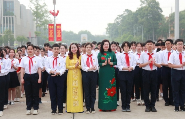 Trao tặng huy hiệu Bác Hồ cho học sinh giỏi tiêu biểu Thủ đô