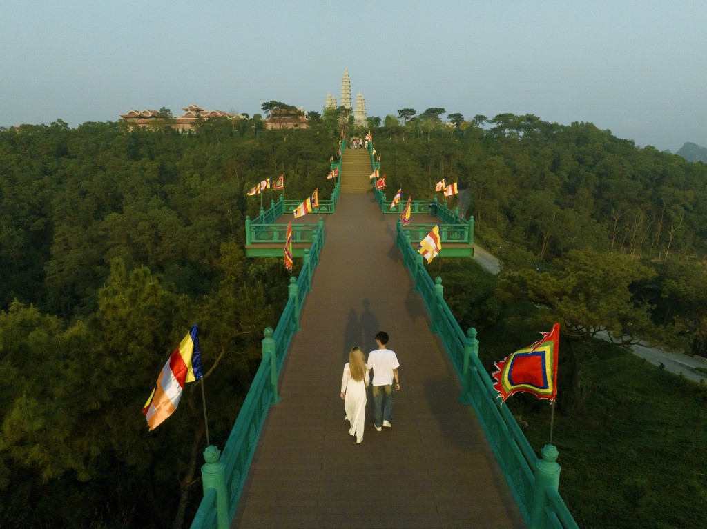 Cầu May dẫn lối lên Bảo Hải Linh Thông Tự trong ánh hoàng hôn