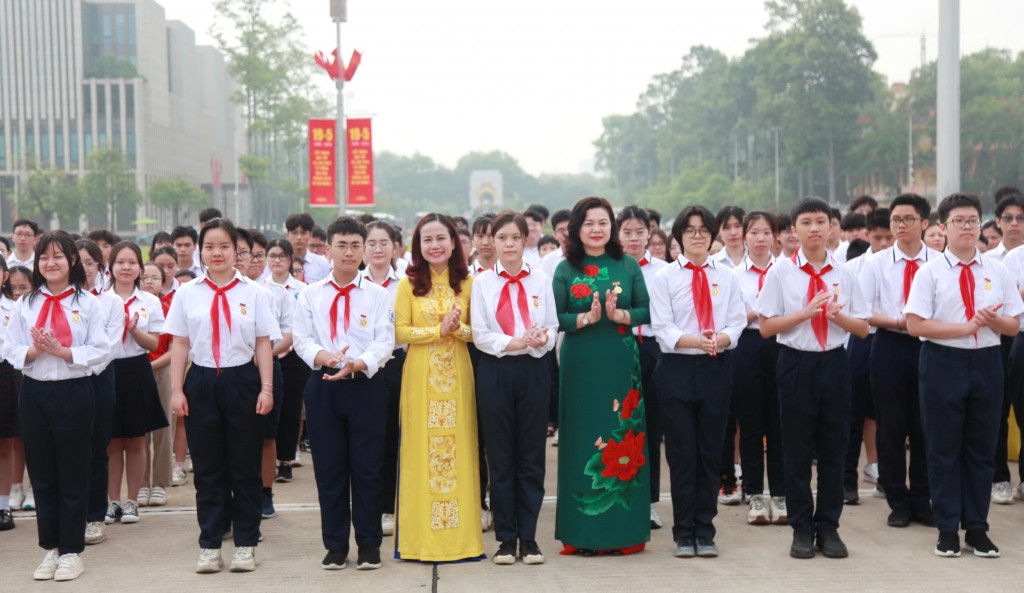 Trao tặng huy hiệu Bác Hồ cho học sinh giỏi tiêu biểu Thủ đô