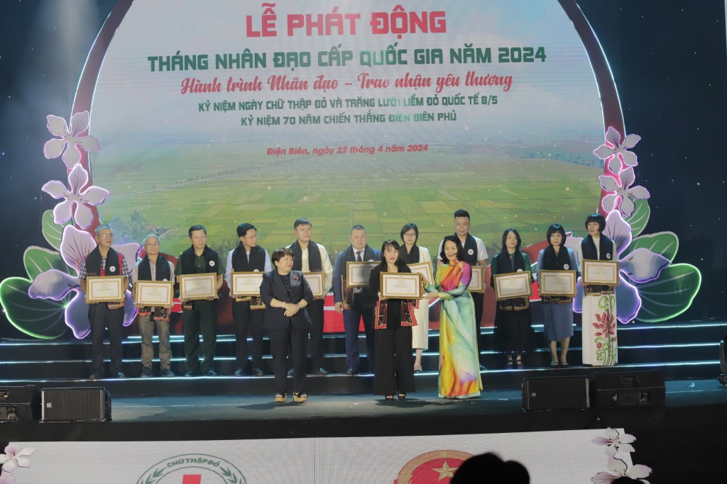 Đại diện lãnh đạo Care For Việt Nam nhận bằng khen từ Hội chữ thập đỏ
