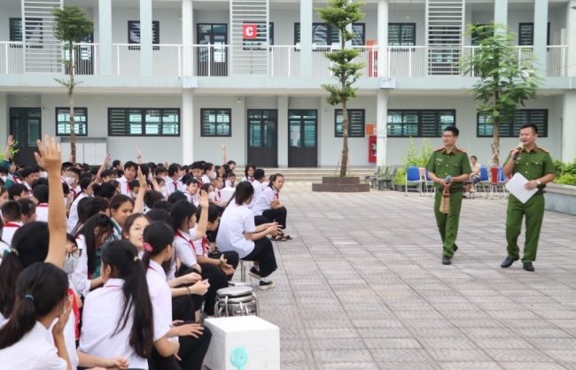 Chú trọng giáo dục an toàn giao thông cho học sinh