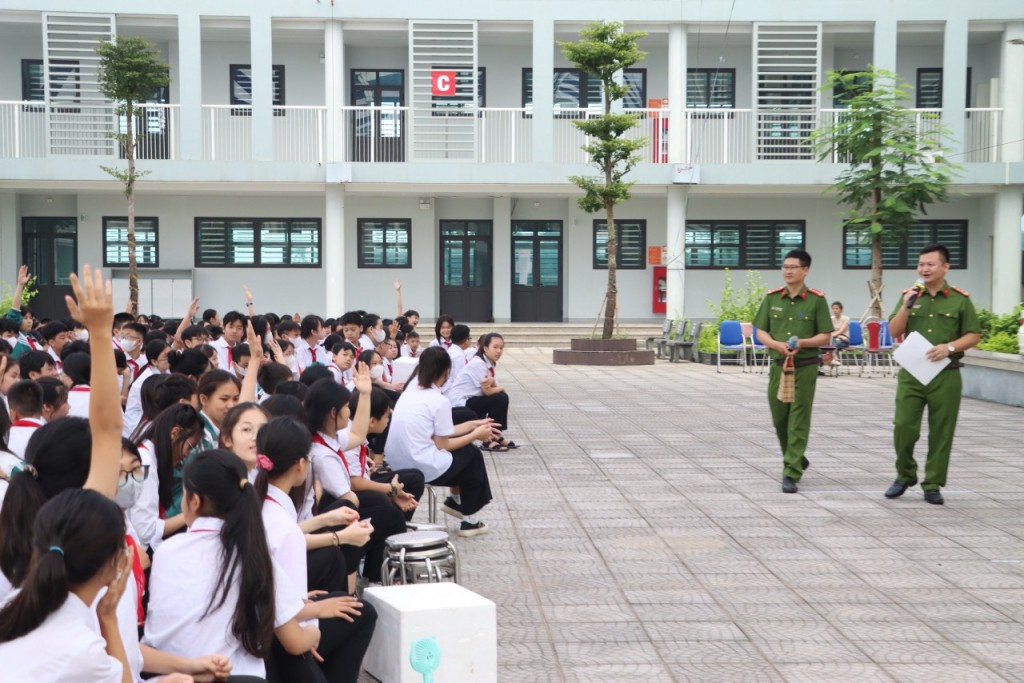 Chú trọng giáo dục an toàn giao thông cho học sinh