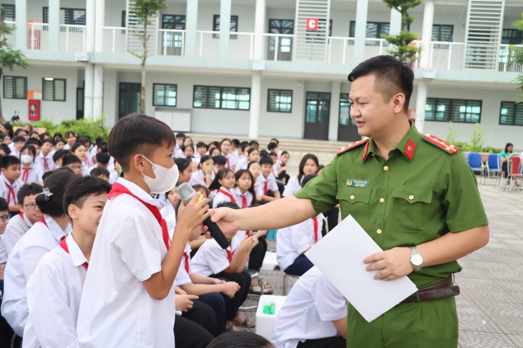 Tuyên truyền Luật Căn cước 2023 cho học sinh trường THCS Trần Phú