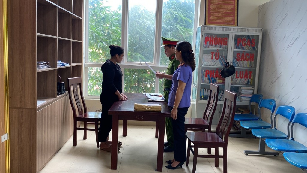 Cơ quan chức năng đọc lệnh bắt tạm giam đối với Trần Thị Hằng Nga