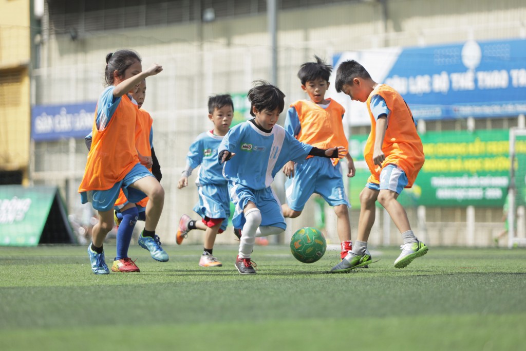 10.1 Thông qua bộ môn bóng đá và dinh dưỡng hợp lý, các em được nâng cao thể chất và rèn luyện sự bền bỉ