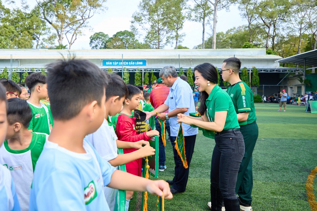 8.Bà Lê Bùi Thị Mai Uyên, Giám đốc Ngành hàng MILO và Sữa, công ty Nestlé Việt Nam trao tặng cờ lưu niệm cho các đội tham gia thi đấu