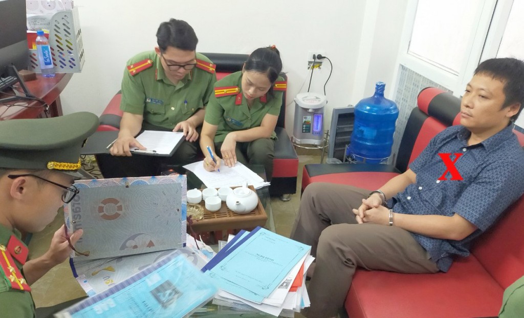 Khám xét nơi làm việc của bị can Lê Huy Hoàng, Phó Giám đốc Chi nhánh Văn phòng đăng ký đất đai thành phố Sầm Sơn