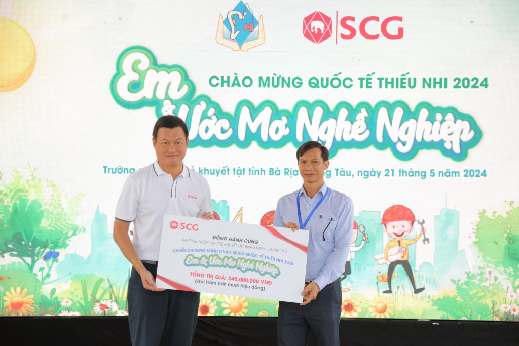 Đại diện SCG trao học bổng cho các em học sinh và phần hỗ trợ cho nhà trường