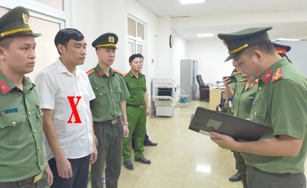 Thi hành Lệnh bắt bị can Cao Xuân Hiệp, cán bộ Chi nhánh Văn phòng đăng ký đất đai thành phố Sầm Sơn