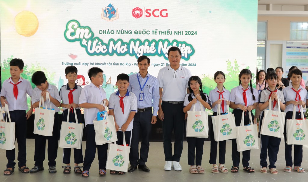 Đại diện SCG trao học bổng cho các em học sinh và phần hỗ trợ cho nhà trường