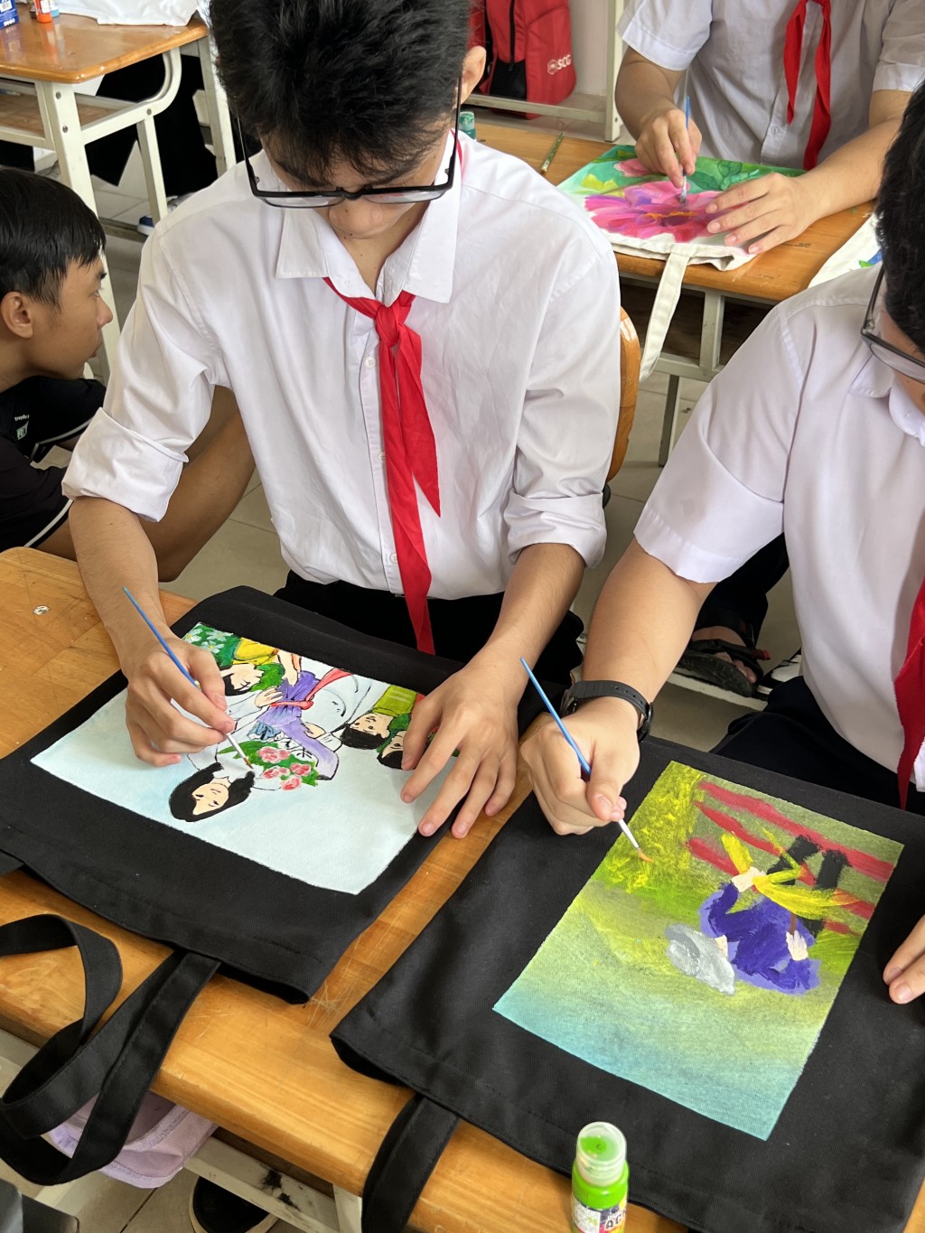 Các em học sinh vẽ về ước mơ nghề nghiệp của mình