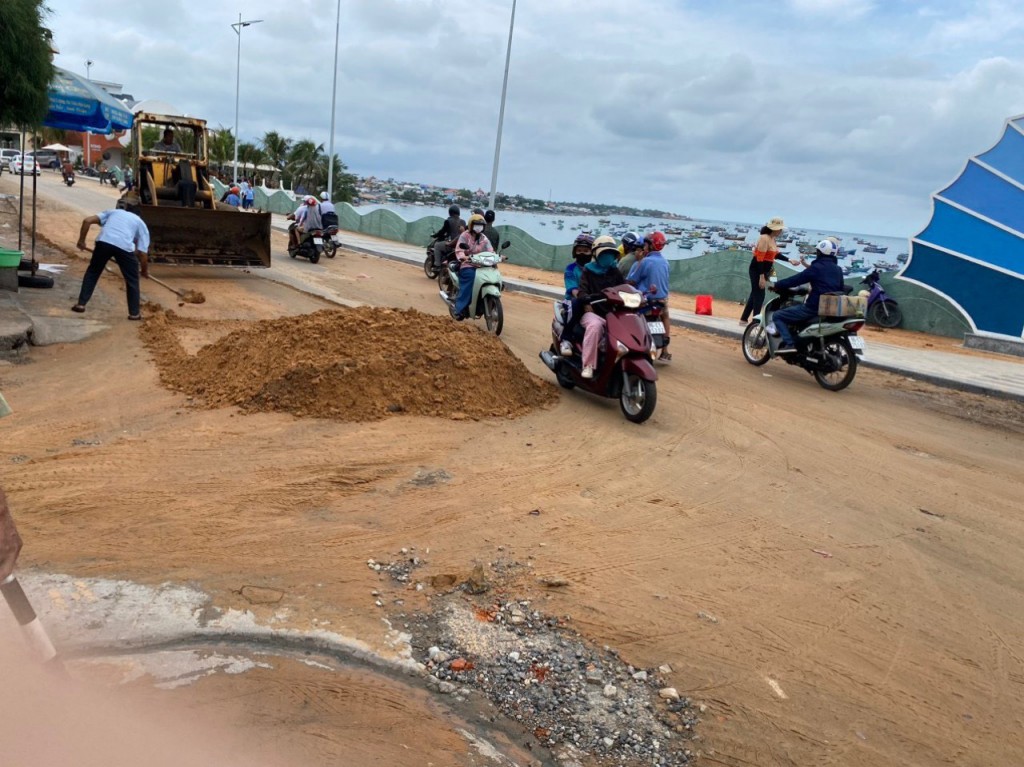 Do cơn mưa lớn kéo dài lũ cát đỏ từ đồi cao tràn xuống đường Huỳnh Thúc Kháng (phường Mũi Né) với lực chảy mạnh 