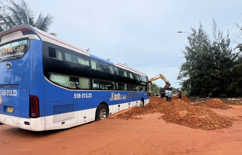 Bình Thuận: Mưa lớn bùn, cát tràn xuống đường