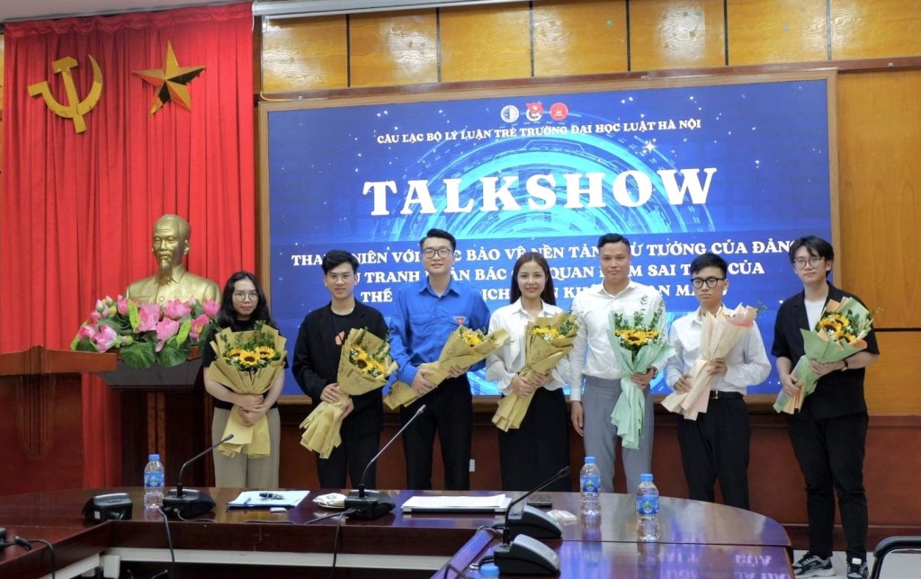  Một hoạt động Talkshow do Câu lạc bnooj Lý luận trẻ trường Đại học Luật tổ chức