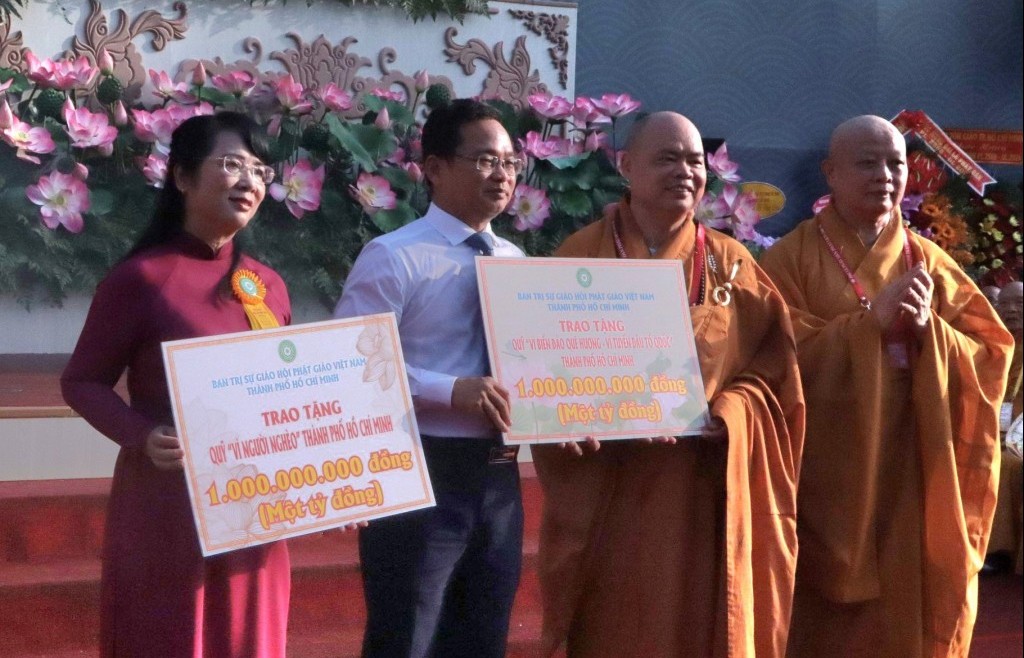 Giáo hội Phật giáo TP HCM trao quỹ "Vì người nghèo", "Vì biển đảo quê hương"