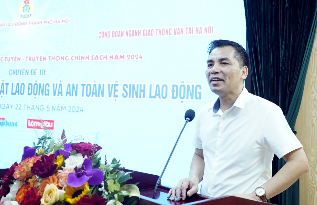 Phó Chủ tịch Thường trực LĐLĐ thành phố Hà Nội Lê Đình Hùng phát biểu chỉ đạo tại buổi Đối thoại