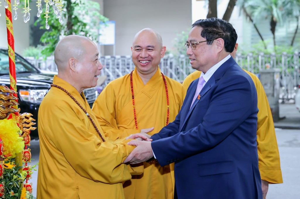 Thủ tướng Chính phủ Phạm Minh Chính tới chúc mừng Lãnh đạo Trung ương Giáo hội Phật giáo Việt Nam và dự Đại lễ Phật đản với chức sắc, tăng ni, Phật tử tại chùa Quán Sứ, Hà Nội - Ảnh: VGP/Nhật Bắc