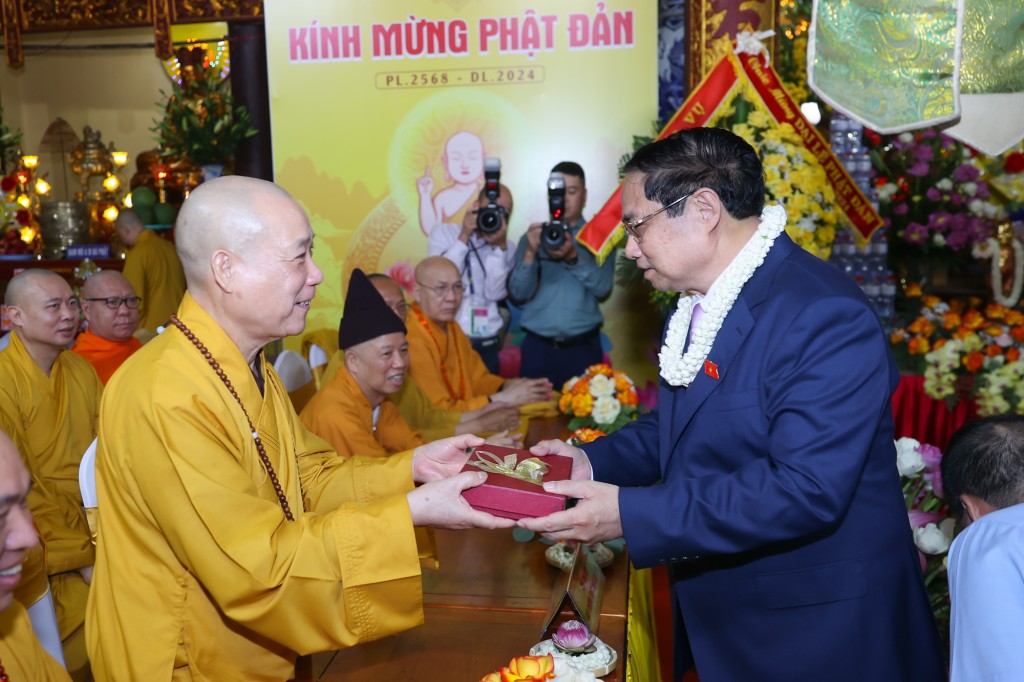Thủ tướng chúc mừng các thành viên Hội đồng Trị sự Giáo hội Phật giáo Việt Nam nhân dịp Đại lễ Phật đản - Ảnh: VGP/Nhật Bắc