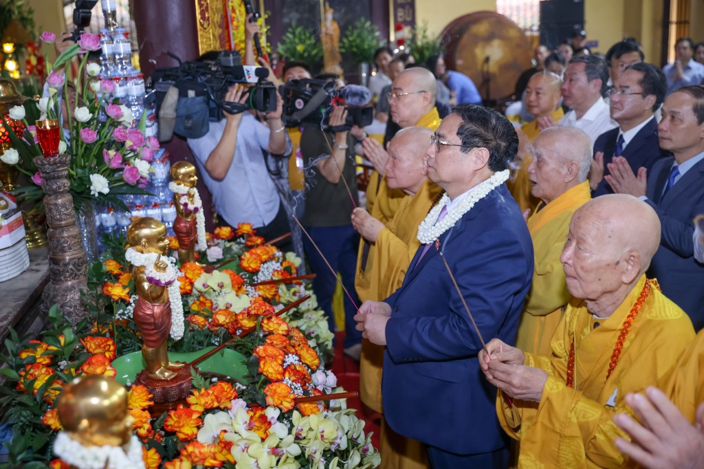 Thủ tướng cùng Hội đồng Trị sự Giáo hội Phật giáo Việt Nam thắp hương cầu cho quốc thái dân an - Ảnh: VGP/Nhật Bắc