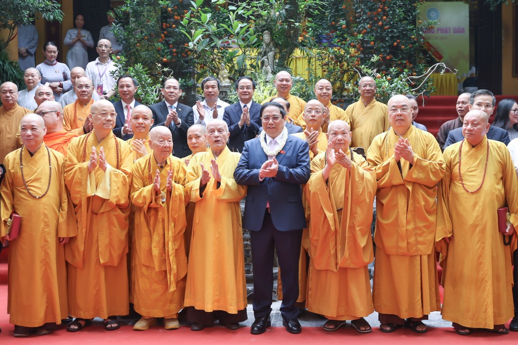Thủ tướng và các chức sắc, tăng ni, Phật tử Giáo hội Phật giáo Việt Nam - Ảnh: VGP/Nhật Bắc