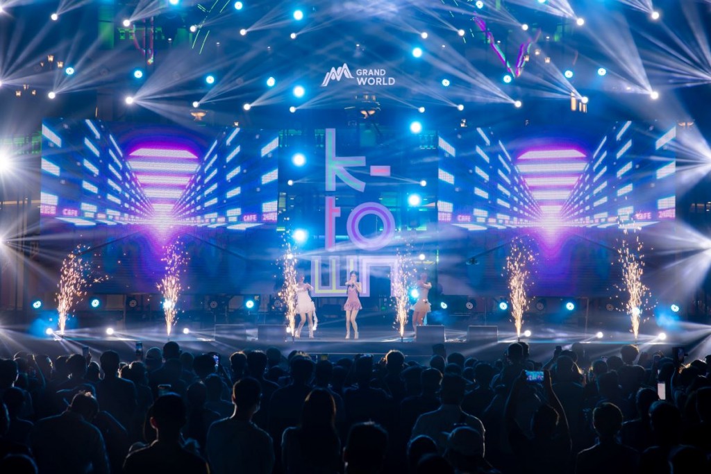 Quảng trường K-Town là nơi diễn ra các sự kiện âm nhạc hoành tráng thu hút hàng nghìn người tham gia