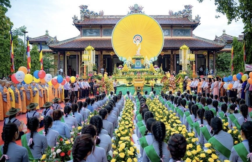 Đông đảo phật tử tham gia lễ Phật đản tại Thừa Thiên - Huế