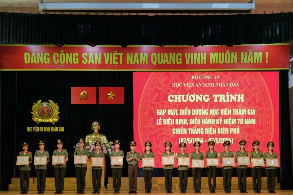 Ban Giám đốc Học viện trao bằng khen cho 100% học viên tham gia diễu binh diễu hành tại Lễ Kỷ niệm 70 năm Chiến thắng Điện Biên Phủ.