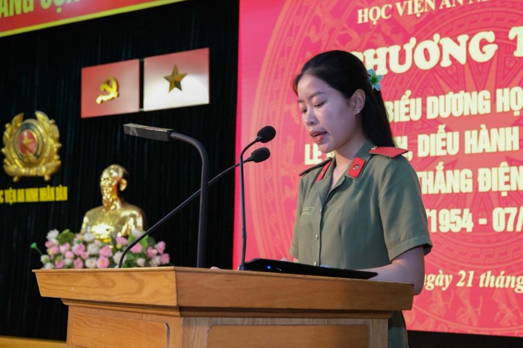 Học viên Tô Việt Hà Trung đội B2D54 phát biểu bày tỏ cảm xúc tại chương trình