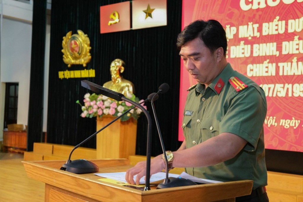Đ/c Trung tá Nguyễn Viết Cường - Phó Trưởng Phòng Chính trị đã tiến hành công công bố quyết định khen thưởng
