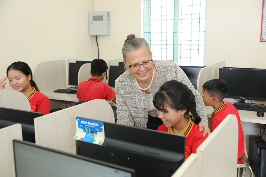 Những bộ máy tính mới được BIDV MetLife trao tặng và lắp đặt tại trường THCS Mạn Lạn