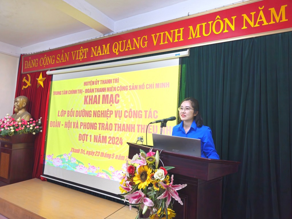 Đồng chí Tạ Thu Sa, UVBCH Thành đoàn Hà Nội, Bí thư Huyện đoàn Thanh trì phát biểu tại chương trình