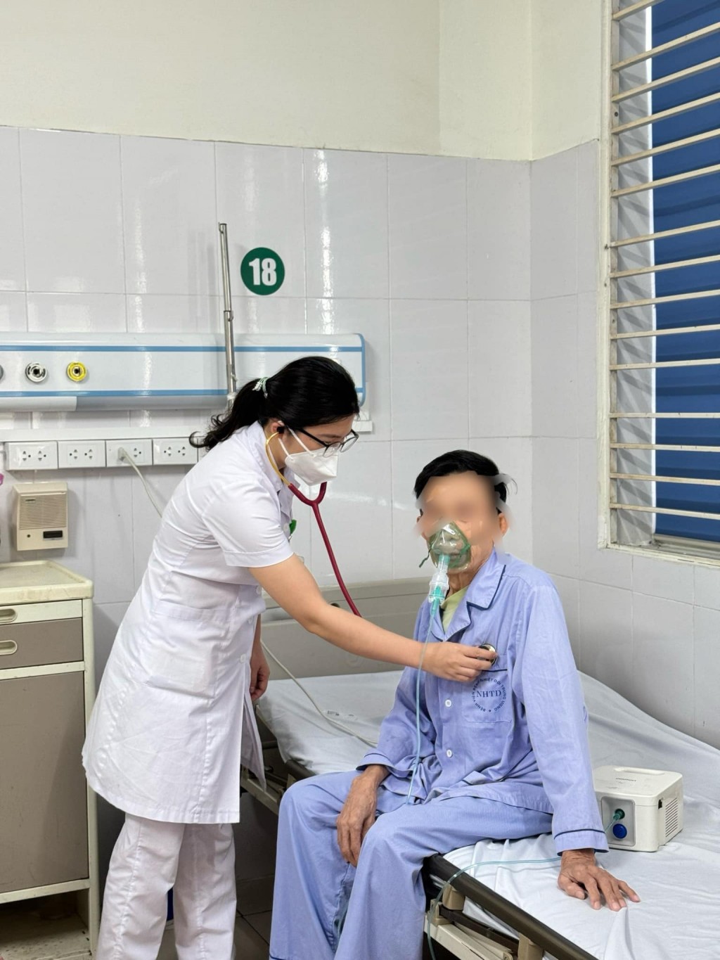 Khám cho bệnh nhân bệnh phổi tắc nghẽn mạn tính tại Bệnh viện Bệnh Nhiệt đới trung ương. Ảnh: BVCC