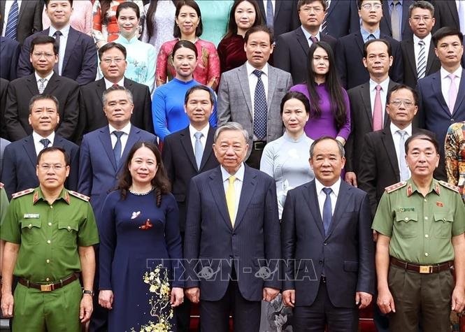 Chủ tịch nước Tô Lâm với các cán bộ Văn phòng Chủ tịch nước. Ảnh: Thống Nhất/TTXVN