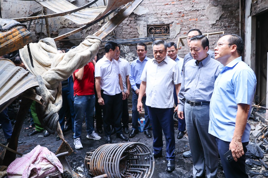 Phó Thủ tướng Trần Hồng Hà kiểm tra tại hiện trường vụ cháy tại đường Trung Kính, phường Trung Hòa, Cầu Giấy, Hà Nội - Ảnh: VGP/Nhật Bắc